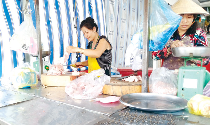 Ruồi bâu đen thực phẩm tại chợ Sang Trắng.