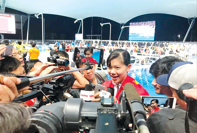 Ánh Viên trong vòng vây giới truyền thông sau khi nhận HCV đầu tiên tại SEA Games 29. Ảnh: HM.