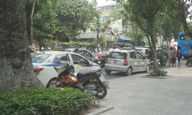 Taxi án ngữ cổng bệnh viện