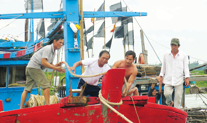 Ngư dân neo đậu tàu thuyền tại âu thuyền huyện Lộc Hà, tỉnh Hà Tĩnh. Ảnh: Công Tường.