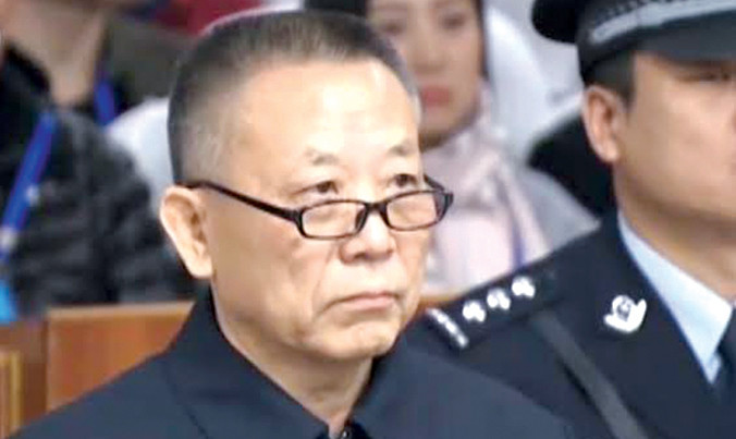 Bị cáo Bình khi bị đưa ra xét xử.