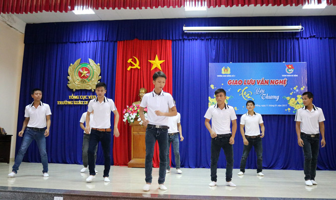 Các học viên chủ động tập luyện tiết mục tham gia văn nghệ. Ảnh: Mỹ Tiên.