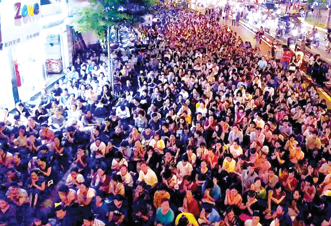 Hàng nghìn người ngồi kín lòng đường dự lễ Vu lan ở chùa Phúc Khánh. Ảnh: Như Ý.
