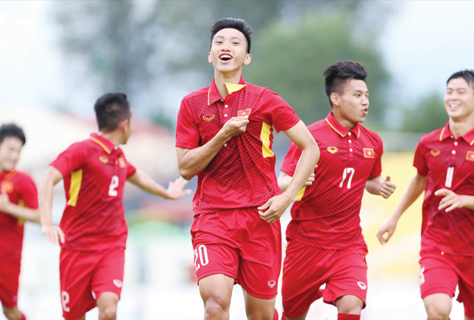 Hậu vệ Văn Hậu (giữa) có màn khởi đầu đầy ấn tượng tại SEA Games 2017. Ảnh: VSI.