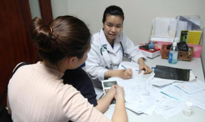 Bác sĩ khám cho trẻ dậy thì sớm.