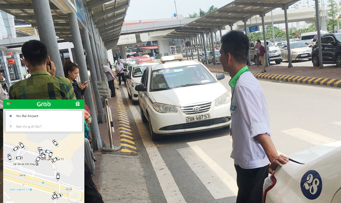 Taxi truyền thống xếp hàng nối dài, ít khách vì bị mất thế trận với taxi “tàng hình” tại sân bay. Ảnh: Trọng Đảng.