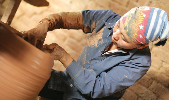 Tiêu chí về doanh nghiệp nhỏ và vừa hiện cũng không sát với thực tế (Ảnh: Công nhân làm gốm tại làng gốm Phù Lãng). Ảnh: Ngọc Châu.