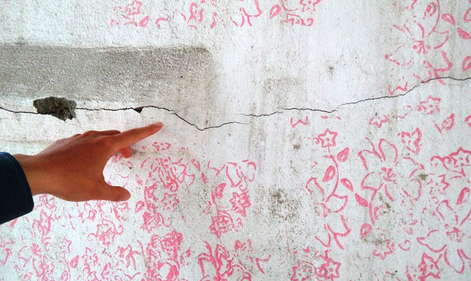 Vết nứt kéo dài tại nhà số 80 Nguyễn Sinh Cung.