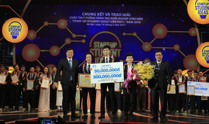 Phó Trưởng ban Kinh tế T.Ư Cao Đức Phát, Bí thư thứ nhất T.Ư Đoàn Lê Quốc Phong trao phần thưởng cho nhóm tác giả đạt giải Nhất. Ảnh: Bùi Hữu Phương.