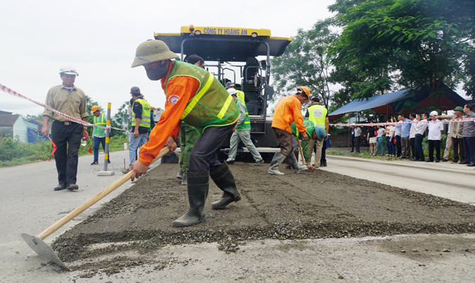 Dây chuyền bảo trì bằng biện pháp cào bóc tái chế trị giá 80 tỷ đồng do tư nhân đầu tư vừa được Tổng cục Đường bộ cho thử nghiệm. Ảnh: Sỹ Lực.