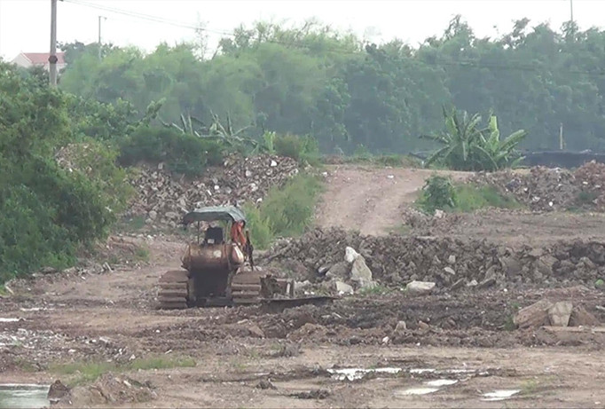 Việc đổ đất thải, phế thải ở chân đê, bãi sông, trong hành lang thoát lũ là vi phạm nghiêm trọng Luật Đê điều và Luật Phòng chống thiên tai.