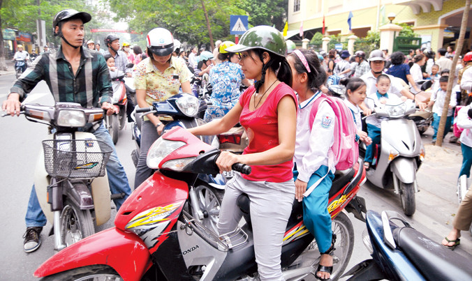 90% đồng ý cấm xe máy: Khảo sát có khách quan?