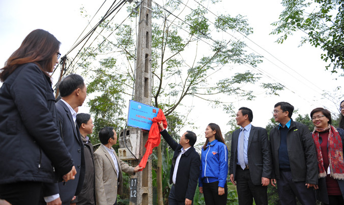Bí thư Trung ương Đoàn Nguyễn Phi Long và đại diện nhà tài trợ Quỹ Thiện Tâm -Vingroup cùng lãnh đạo địa phương treo biển khánh thành công trình. Ảnh: H.V.