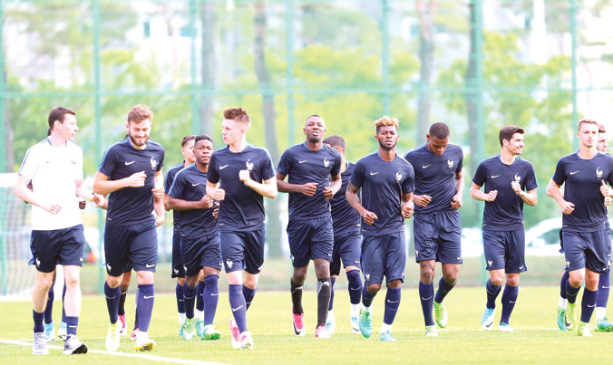 Marcus Thuram (thứ tư từ trái sang) trong màu áo U20 Pháp.