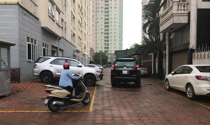 Xe đỗ dọc 2 bên vỉa hè đường vào chung cư N08B Dịch Vọng (quận Cầu Giấy).