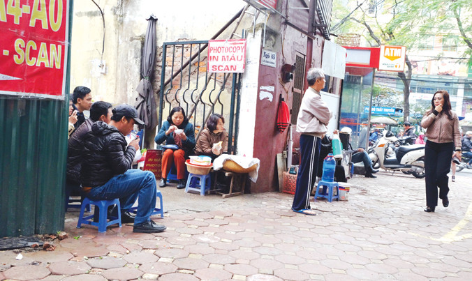 Các quán cóc chuyển hoạt động kinh doanh phía trong ngõ.