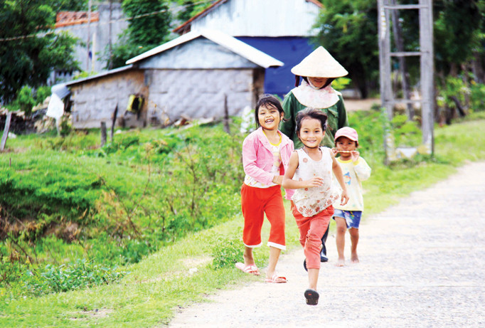 Những em nhỏ của làng Stơr vui đùa.