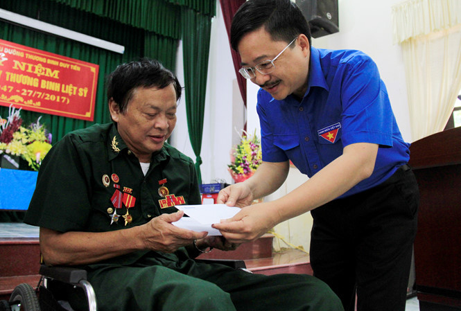 Ông Vũ Tiến, Phó tổng biên tập báo Tiền Phong trao quà cho đại diện thương, bệnh binh tại Trung tâm điều dưỡng thương binh Duy Tiên (Hà Nam). Ảnh: Trường Phong.