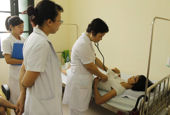 Bác sĩ BV E khám cho bệnh nhi mắc SXH.