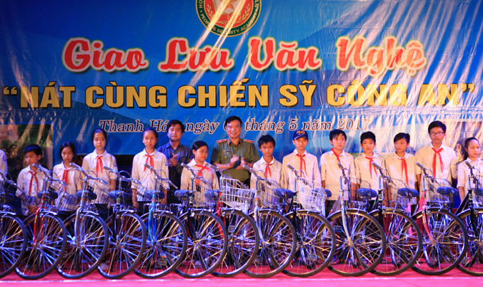 Đêm giao lưu “hát cùng chiến sỹ công an”.