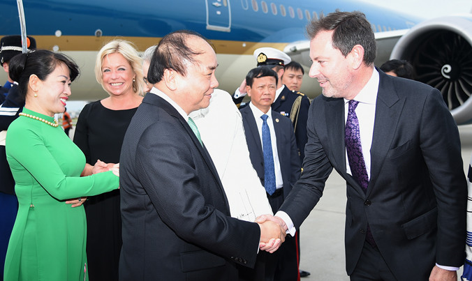Lễ đón Thủ tướng Nguyễn Xuân Phúc và Phu nhân tại sân bay Schiphol Amsterdam. Ảnh: Q.H.