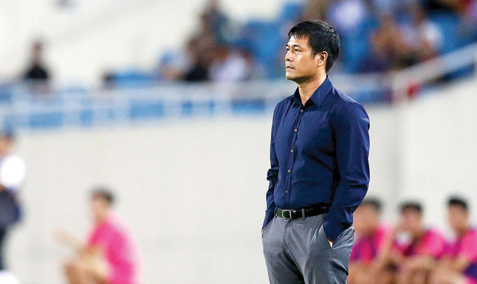 HLV Hữu Thắng âu lo khi chứng kiến các học trò bị đánh bại dễ dàng bởi U20 Argentina. Ảnh: VSI.