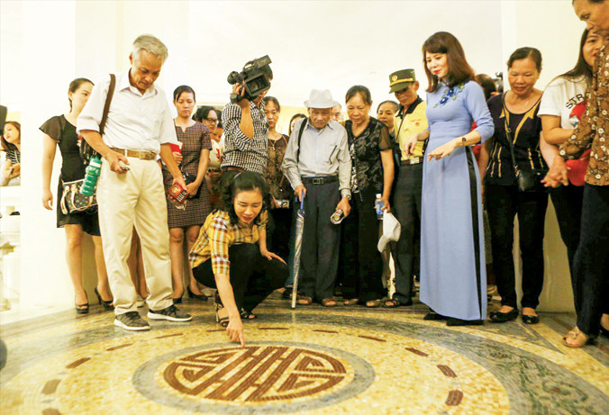 Phần xem biểu diễn nghệ thuật kém hấp dẫn hơn phần tìm hiểu kiến trúc Nhà hát Lớn. Ảnh: Như Ý.