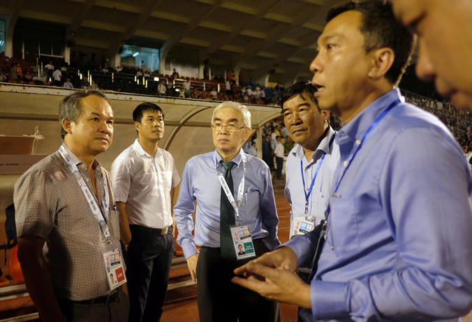 Bầu Đức (bìa trái) có chấp nhận ở lại để giữ đoàn kết cho VFF?. Ảnh: VSI.