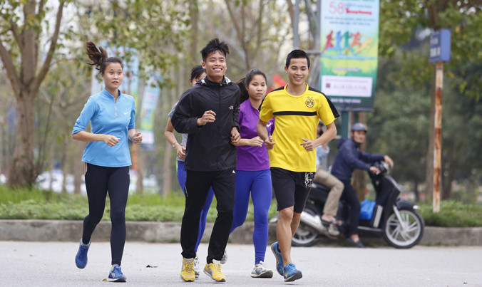 Các VĐV Bình Định tập luyện trên đường chạy chuẩn bị cho cuộc đua vào sáng 26/3. Ảnh: Như Ý.