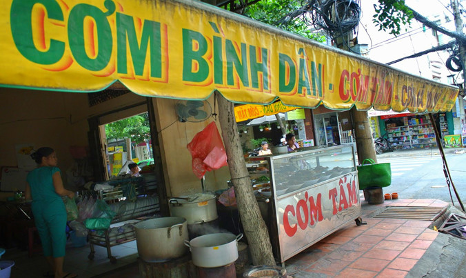 Nhiều ý kiến đề xuất kể cả quán cơm bình dân nếu bán rượu cũng phải có giấy phép. Ảnh: Hồng Vĩnh.