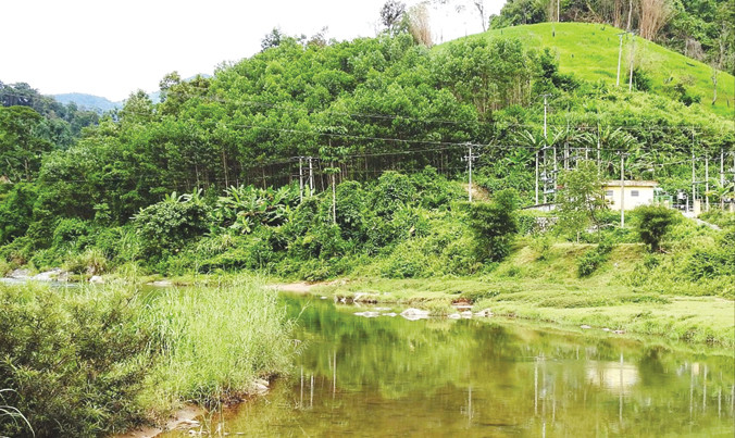 Sông Nước Lah - nơi đang được đề xuất sẽ xây dựng nhà máy thủy điện Nước Lah. Ảnh: H. Văn.