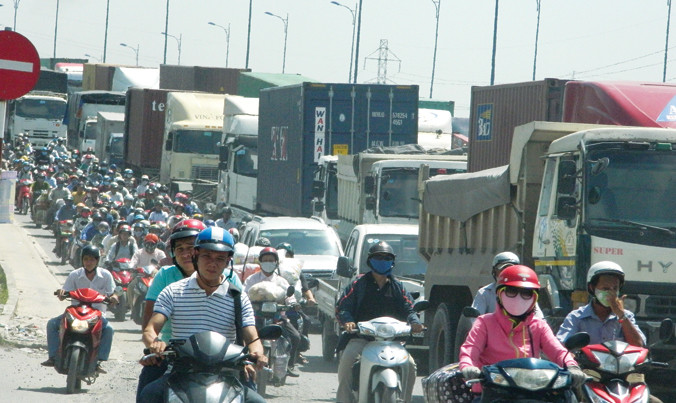 Xe tải và xe máy chen chúc qua cầu Rạch Chiếc (TPHCM). Cây cầu vừa được đầu tư xây mới với kinh phí gần 1.000 tỷ đồng nhưng đã quá tải.