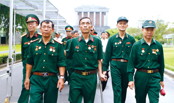 105 thương binh, bệnh binh, bác sĩ, điều dưỡng viên đại diện cho 9 Trung tâm điều dưỡng Thương binh phía Bắc vào Lăng viếng Bác sáng ngày 13/7 Ảnh: Như Ý.