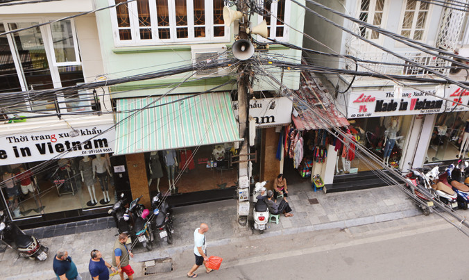 Loa phường trên phố cổ Đinh Liệt - du khách và dân bản địa cùng thưởng thức. Ảnh: Như Ý.