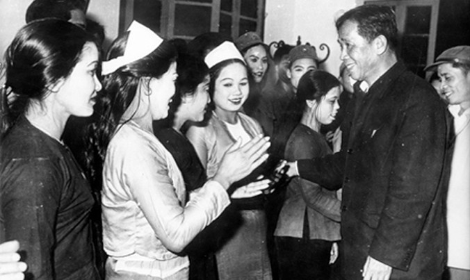 Tổng Bí thư Lê Duẩn tại Hòa Bình (ảnh tư liệu).