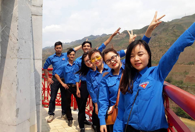 Thanh niên Lào Cai bên Lũng Pô địa đầu Tổ quốc. Ảnh: T.D.
