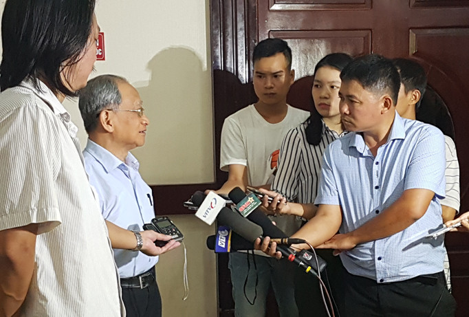 Các phóng viên phỏng vấn TS Lê Đăng Doanh bên lề cuộc tọa đàm. Ảnh: Xuân Ba.