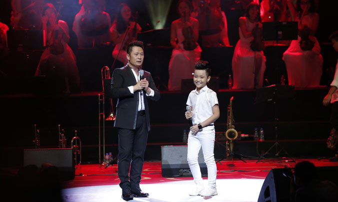 Bằng Kiều song ca Hạt gạo làng ta với Nhật Minh. Ảnh: Trần Hiệp.