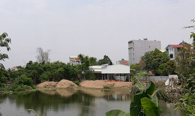 Gần 1/2 mặt nước hồ điều hòa Phù Lỗ đang bị gia đình ông Hạnh đổ cát san lấp xây cửa hàng cho thuê.