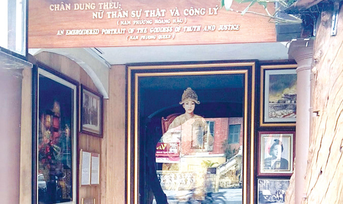 Gian mô hình “Chân dung Nữ thần Sự thật và Công lý” trưng bày tác phẩm thêu chủ đề về Nam Phương Hoàng hậu.