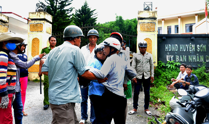 Cướp giật tiền đền bù ngay trước trụ sở UBND huyện Sơn Tây, tỉnh Quảng Ngãi.