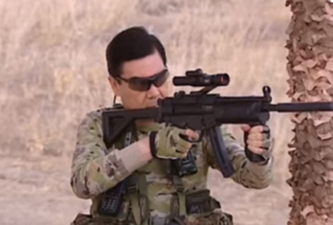 Tổng thống Berdymukhamedov làm mẫu thao tác bắn súng.