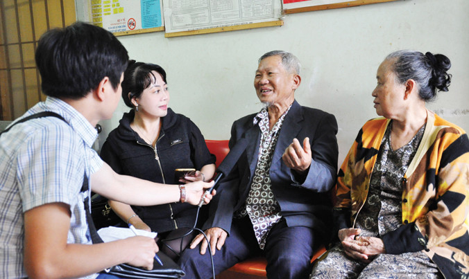 Những bệnh nhân thiếu thuốc kể khổ với nhóm phóng viên.