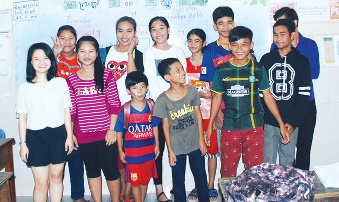 Nguyễn Thị Khánh Vân (ngoài cùng bên trái) và học sinh trong tiết học cuối cùng tại Campuchia.
