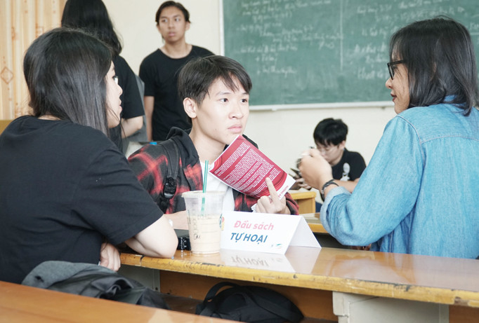 Bạn đọc gặp đầu sách “Tự hoại”.