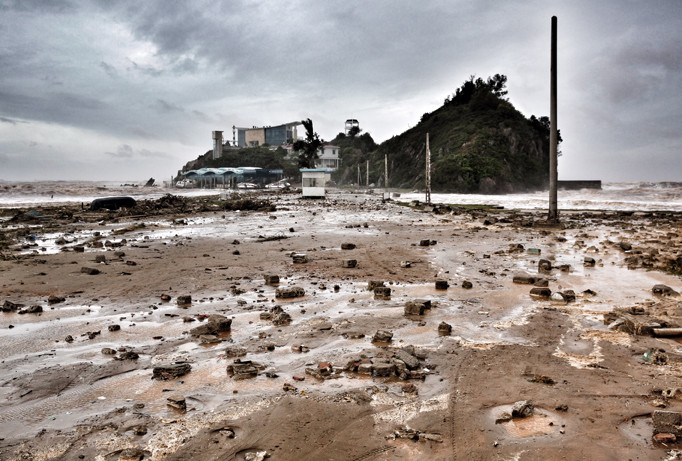 Bão số 10 đánh vào Cửa Lò, Đảo Lan Châu thất thủ, ảnh chụp lúc 16h30 ngày 15/9. Ảnh: Hồng Vĩnh.