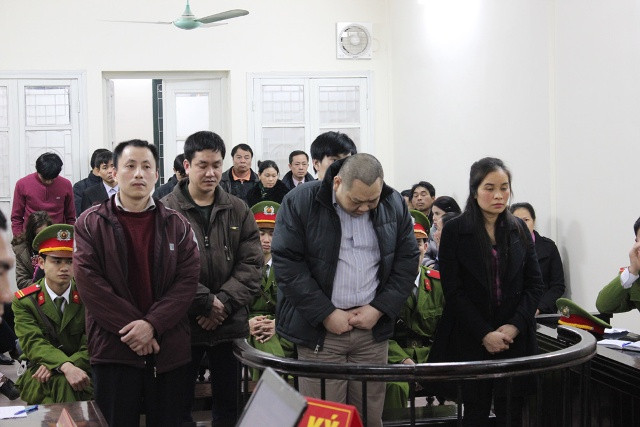 Bà Trần Hồng Việt cùng các đồng phạm trước tòa.