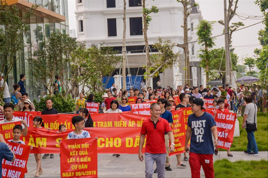 Cư dân chung cư nhiều lần xuống đường đòi quyền lợi được cấp sổ đỏ