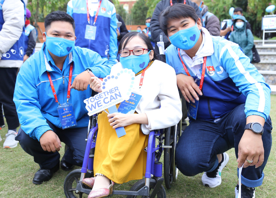 Cô giáo xương thủy tinh Nguyễn Ngọc Tâm (ở giữa) ẢNH: Đức Văn 