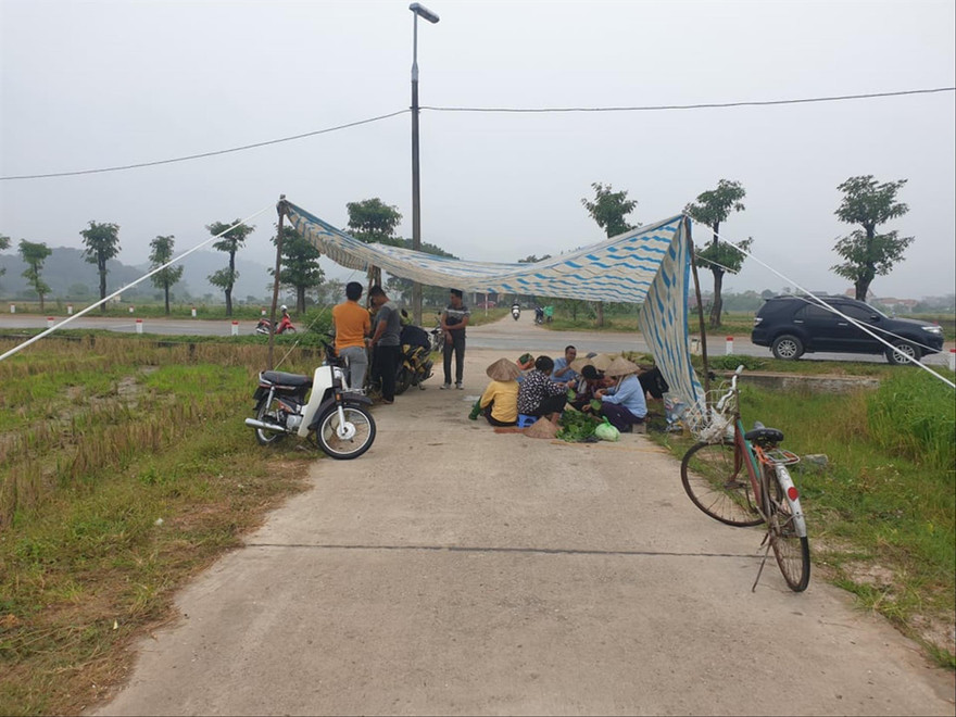 Hình ảnh người dân chặn xe tại bãi rác mới đây